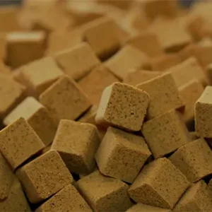 دوربین با حرکت پن از روی مقدار زیادی حبه عناب عبور می‌کند.