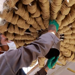 بررسی نخ‌ها روی دستگاه قبل از شروع رنگرزی
