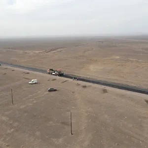 تصویر هوایی چرخشی از جاده سازی