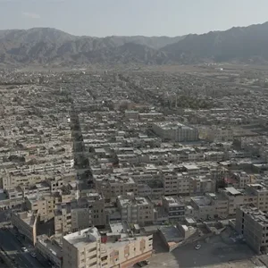 نمای هوایی چرخشی از شهر