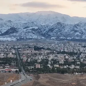 تصویر هوایی پن از حاشیه شهر در زمستان