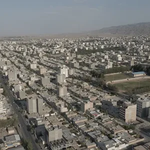 نمای هوایی حرکت رو به عقب از شهر
