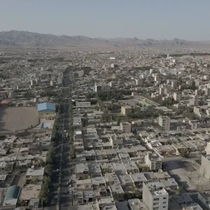 تصویر هوایی چرخشی از نمای شهر