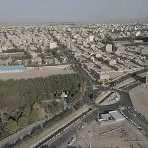 نمای هوایی چرخشی از میدان شهر