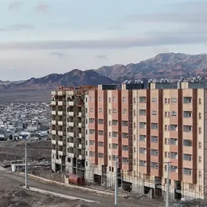 تصویر هوایی رو به بالا از مجتمع آپارتمانی