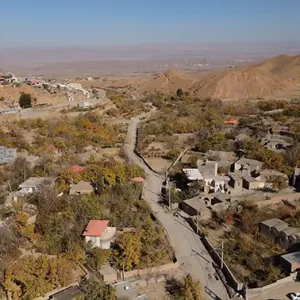 نمای هوایی چرخشی از روستای پاییزی