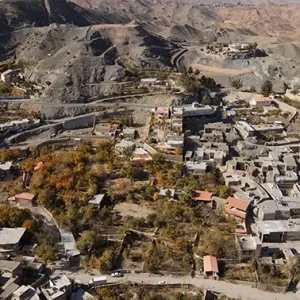 نمای هوایی از بافت قدیمی روستای کوهستانی