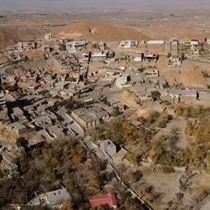 نمای دالی زوم از دهکده روستایی