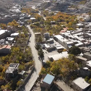 نمای هوایی محله سنتی در دامنه کوه