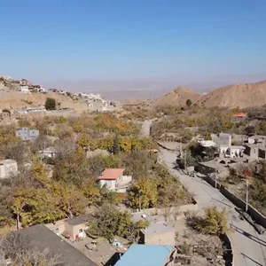 تصویر هوایی حرکت رو به پایین از دهکده کوهستانی 