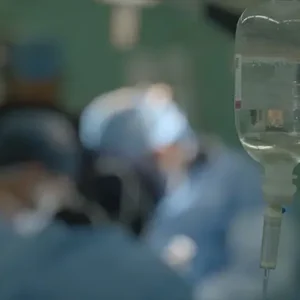 نمایی از سرم بیمار و پزشکان در حال جراحی