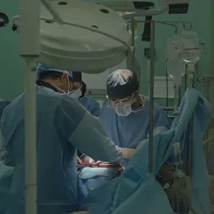 نمایی از پشت در اتاق عمل از کادر درمان 2
