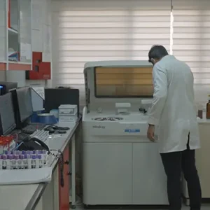 پرستار آزمایشگاه درحال چک کردن نمونه ها داخل دستگاه