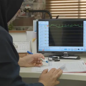 نمای پن از کامپیوتر در حال نمایش قلب بیمار