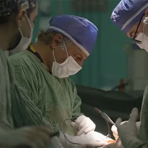 کادر پزشکی در اتاق عمل موقع جراحی