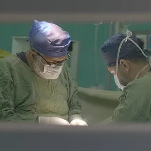 نمایی از پشت در اتاق عمل ازکادر درمان
