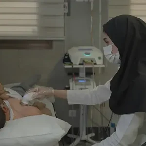 پرستار درحال کار با دستگاه ماساژر