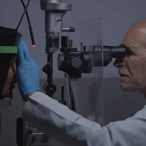 متخصص چشم درحال چکاب چشم بیمار