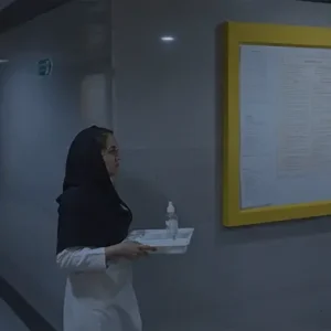 نمای حرکتی از پرستار که به پشت کانتر میرود