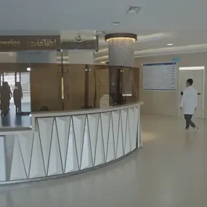 حرکت دوربین رو به جلو از ورودی بیمارستان