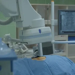 دستگاه در حال عکس برداری از پشت بیمار