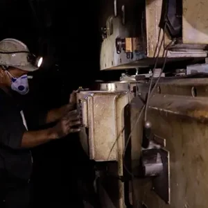 کارگر ذغال سنگ درحال کار کردن با اپراتو