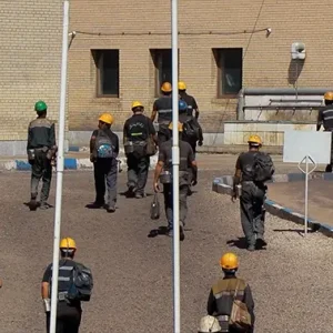 کارگران در حال رفتن به محل استراحت
