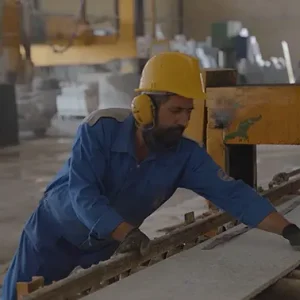 کارگر کارخانه کاشی در حال کار