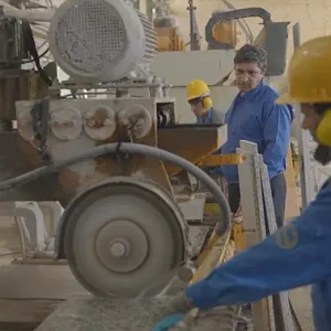 کارگر کارخونه کاشی در حال برش کاری