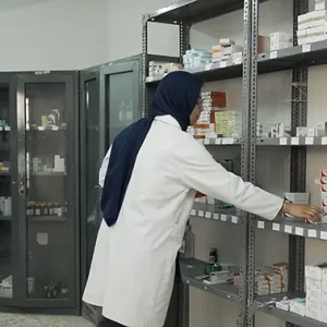 تصویر از انتخاب و برداشت دارو ار قفسه داروخانه