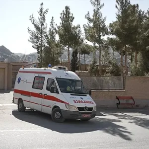 نمایی از خارج شدن ماشین ارژانس از کلینیک