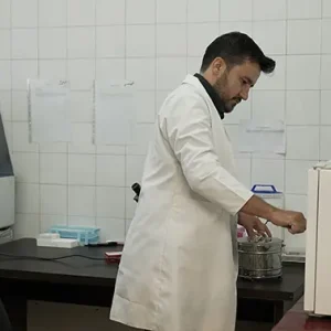 پرستار ظرف آزمایشگاه را در آون می گذارد