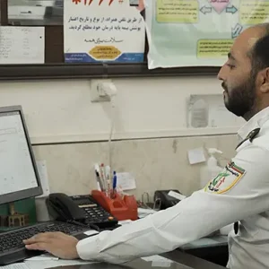تصویر از کارمند بهداشت در حال ثبت اطلاعات بیماران با کامپیوتر